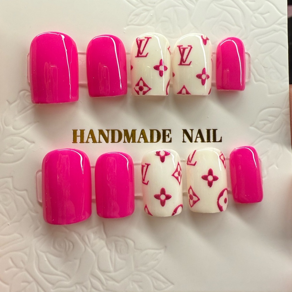 Pink and White Designer Nail Set